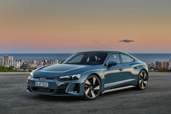 Sportovní profil vozu Audi e-tron GT v temně šedém laku